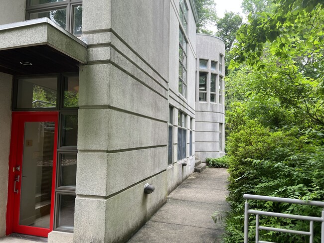 Foto del edificio - 10815 Hollow Rd
