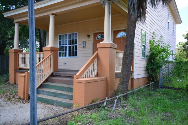 Foto del edificio - "Charming 3-Bedroom Retreat with Hardwood ...