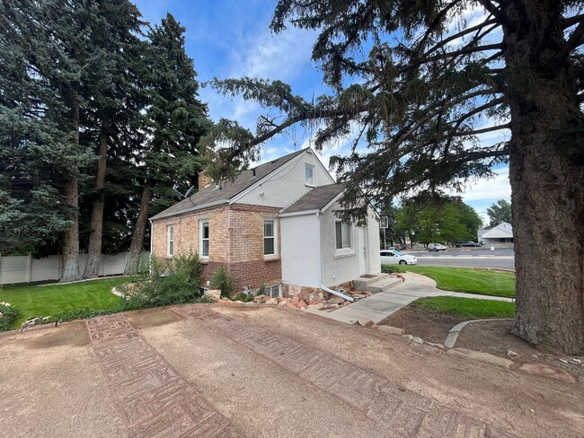 Building Photo - Brick House