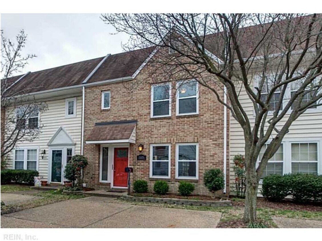 Foto principal - 3 Bed 2.5 Bath Townhouse for rent in Norfo...