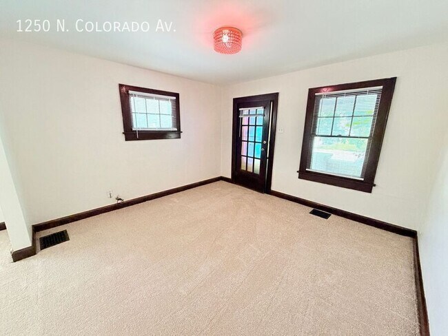 Foto del edificio - 1250 N Colorado Ave