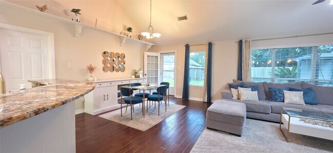 Foto del edificio - 16419 Red Crest Dr