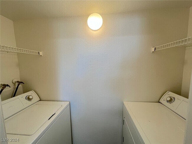 Foto del edificio - 6955 N Durango Dr