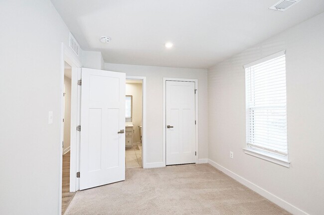 Foto del edificio - Move-In Ready End-Unit Townhome in Forest Lakes North