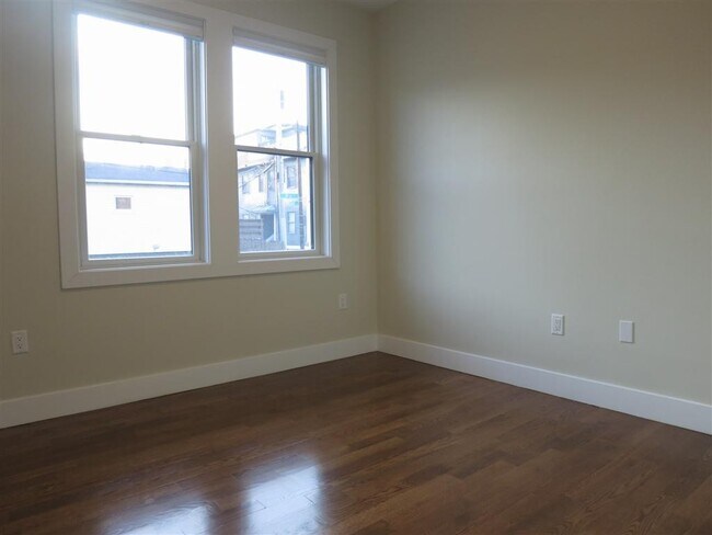Foto del edificio - 906 E 2nd St