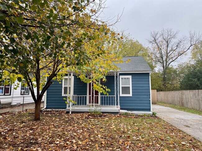 Foto del edificio - Charming 2-Bedroom Home with Private Driveway & Large Fenced Backyard