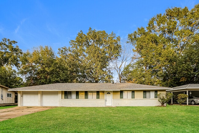 Building Photo - 258 Melrose Dr