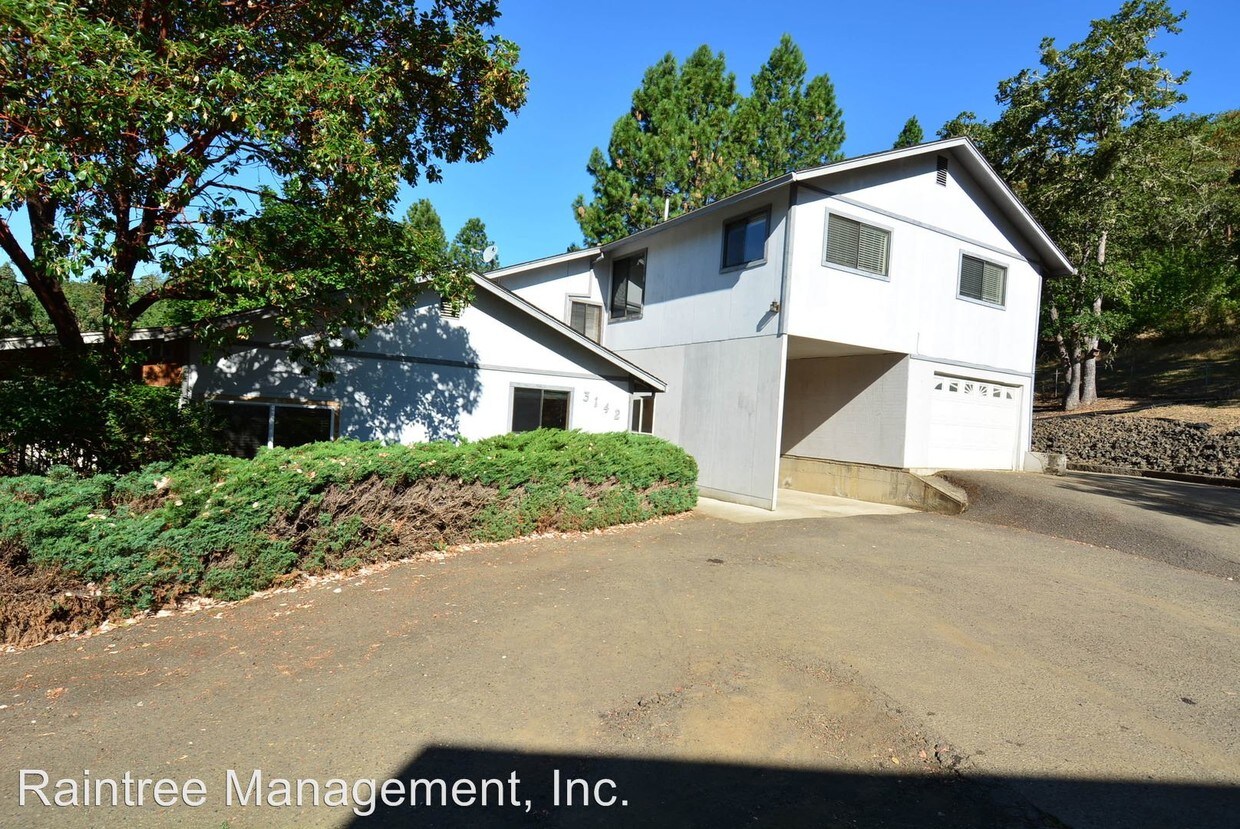 Foto principal - 3142 NE Monterey Dr