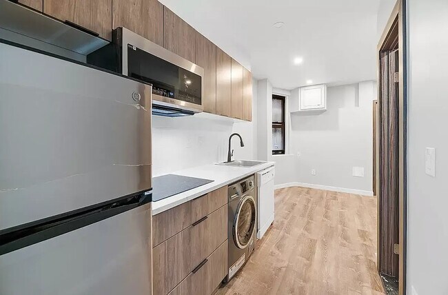 Building Photo - 437 W 46th St