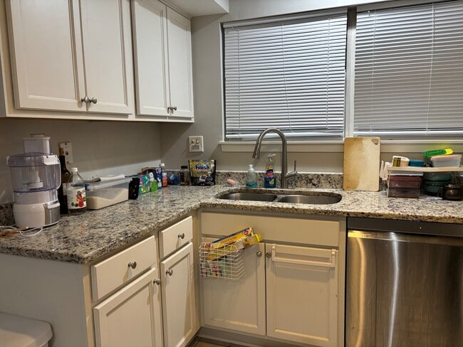 Foto del edificio - 42 Sarahs Grove Ln