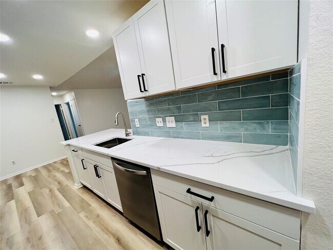 Foto del edificio - 8104 West Gate Blvd