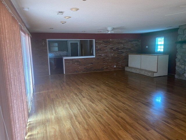 Foto del edificio - 384 Stallion Rd