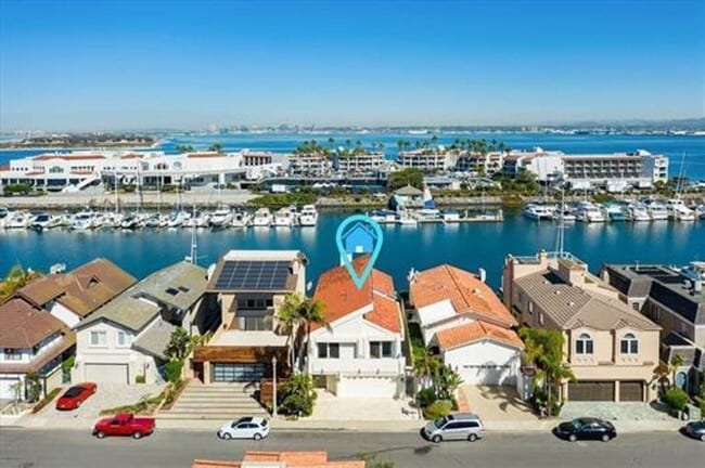 Foto del edificio - Large Custom Home on the Bay with Boat Dock