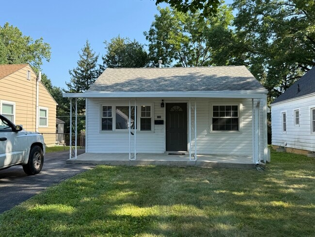 Cute and quaint cottage house - 334 Chase Rd