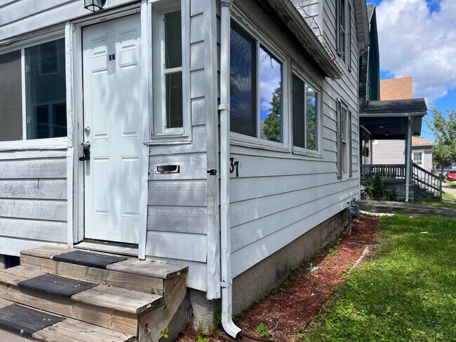 Building Photo - 1st FL BEDROOMS, 1ST FL LAUNDRY. MOVE-IN R...