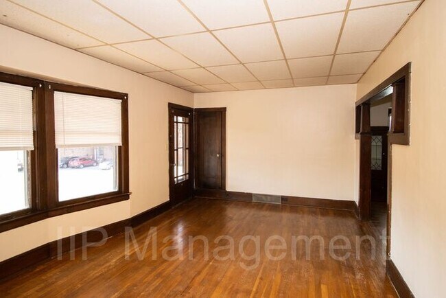 Foto del edificio - Spacious UP 2BD -Off Broadview! Reduced Se...