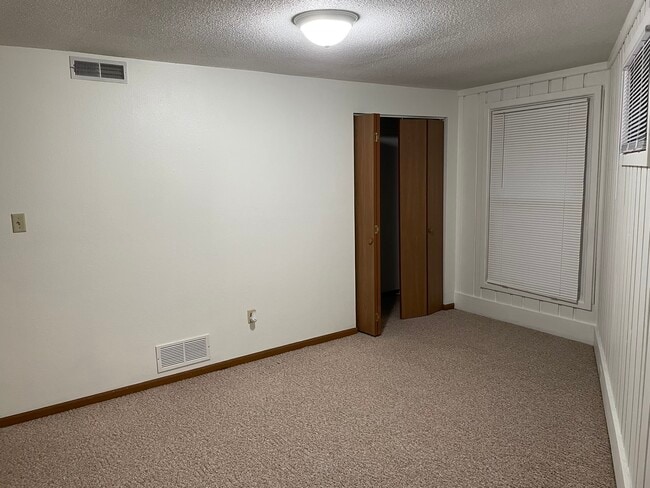 Building Photo - 800 Village Dr