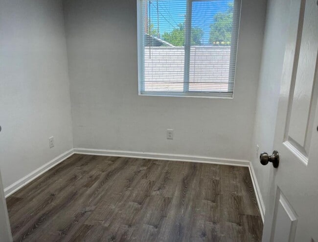 Building Photo - One-bedroom, one-bathroom apartment located in Riverside!