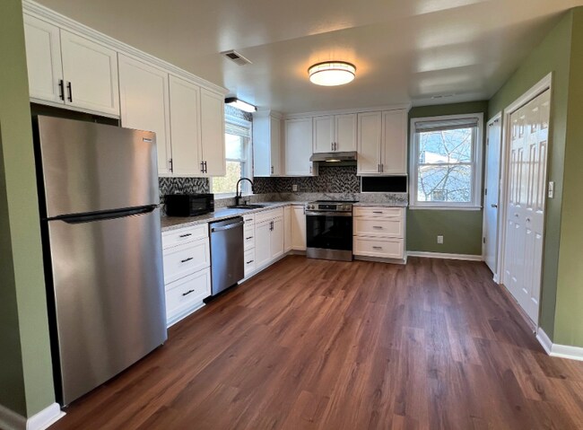 Building Photo - 3004 Sheddan Dr