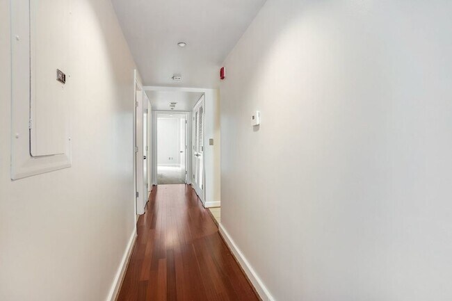 Foto del edificio - Beautiful One Bedroom + Den in The Heart o...