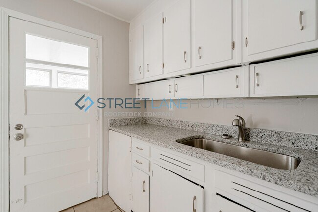 Building Photo - NOW OFFERING $250 OFF FIRST FULL MONTH IF ...