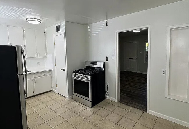 Building Photo - 467 S Buena Vista Ave