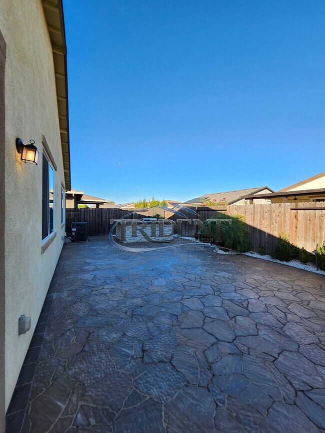 Foto del edificio - Updated home with a built in BBQ and play area