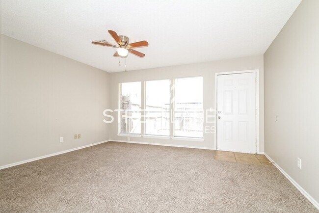 Foto del edificio - Charming Three Bedroom, One Bath Home in M...