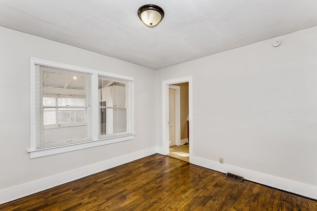 Foto del edificio - Large Bungalow in Sunnyside Neighborhood!
