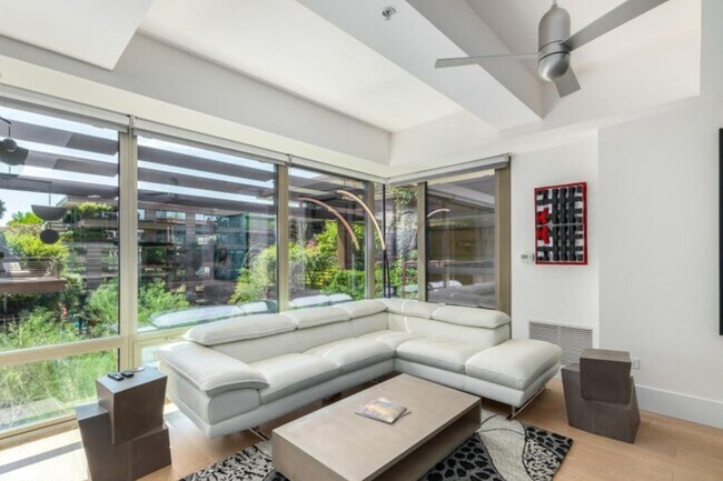 Building Photo - 7137 E Rancho Vista Dr