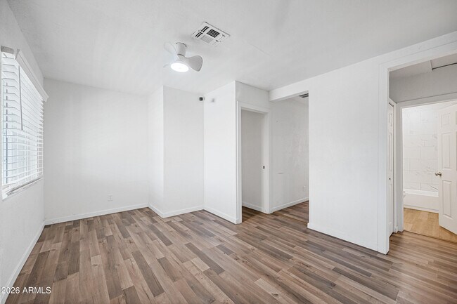 Foto del edificio - 22 E Riverside St