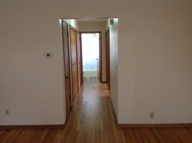 Apartamento de 2 habitaciones: Desde el recibidor se accede a las habitaciones y al baño. - Edie Court