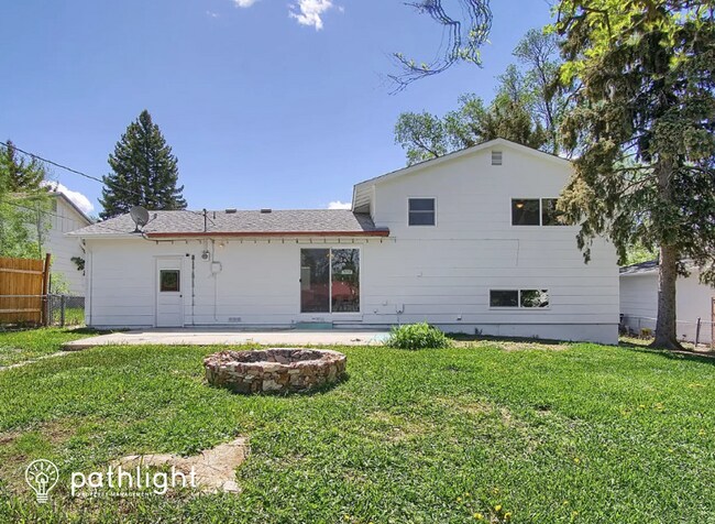 Foto del edificio - 1524 Shasta Dr