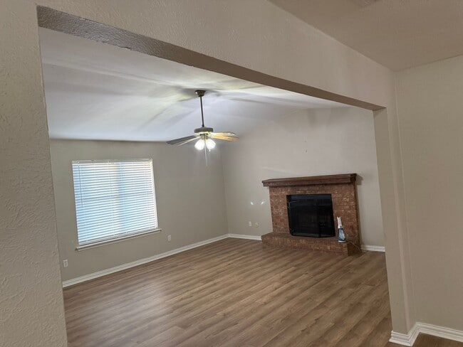 Building Photo - Beautiful 3 Bedroom home in Springhill ISD