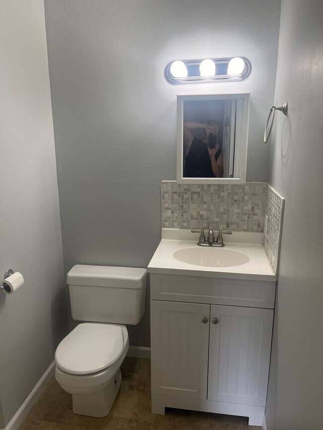 Building Photo - Very nice, completely remodeled 3 Bedroom ...