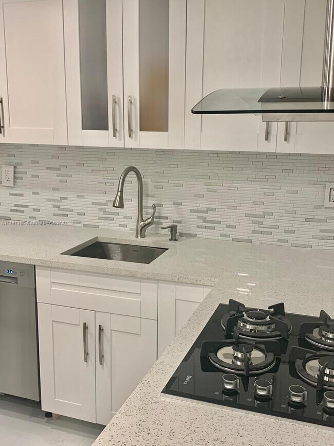 Building Photo - 2539 Bayshore Dr