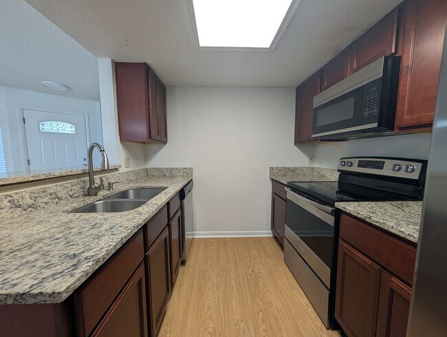 Foto del edificio - NOW AVAILABLE! Upgraded 3 Bedroom, 2 Bath Townhome with a Fenced yard, and close to NAS Jax and I...