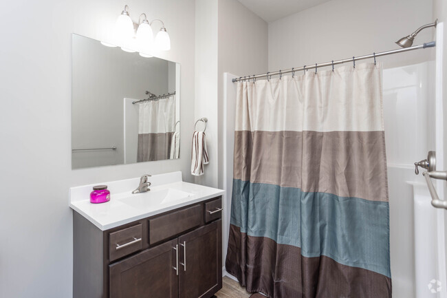 Cuarto de baño principal c/ducha - Maiden Meadows Townhomes