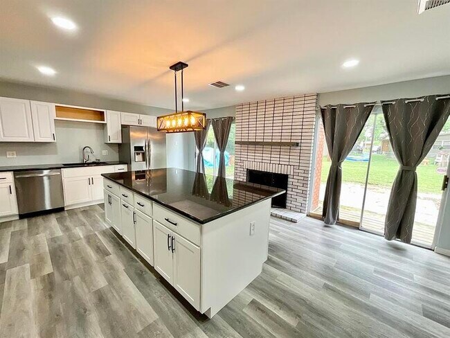 Foto del edificio - 205 Primrose Ln