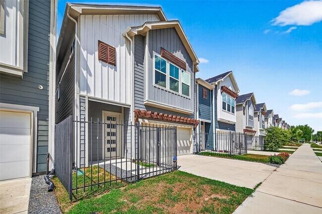 Building Photo - 1070 Mansfield St