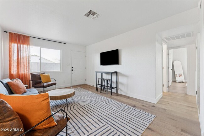 Foto del edificio - 2739 E Tamarisk Ave