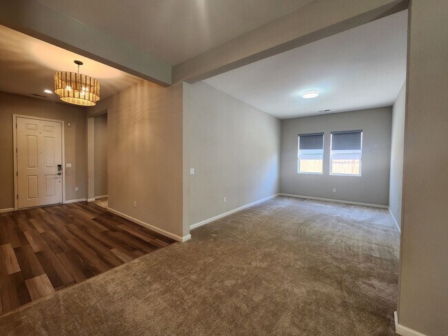 Foto del edificio - 2500 sq ft home in the Stonebrook area of ...