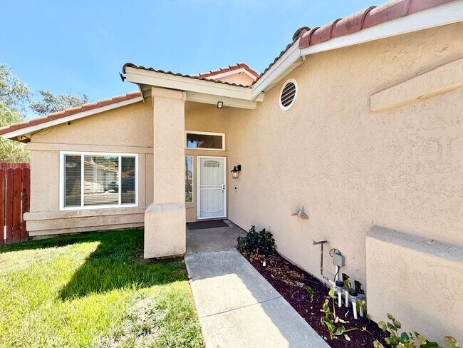 Building Photo - Cul-de-Sac 3 Bedroom 2 Bathroom Home with SOLAR, 3-Car Garage & LARGE Backyard