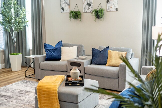 Living Room - 707 Cottonwood Bend Dr