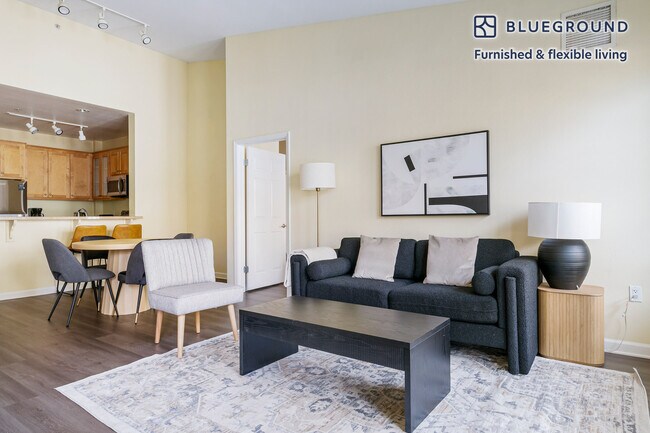 Building Photo - 853 Commodore Dr