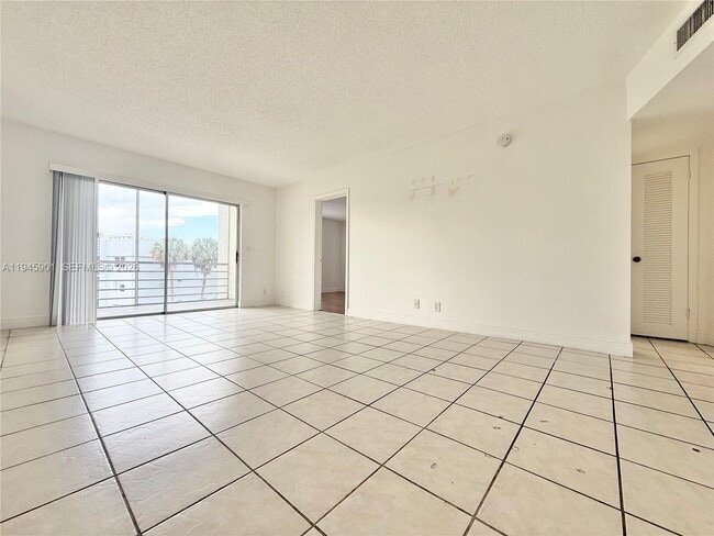 Building Photo - 1638 Embassy Dr