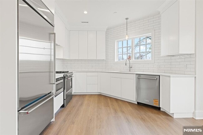 Building Photo - 445 Ramapo Valley Rd