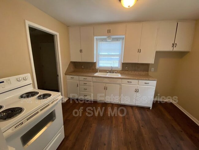 Building Photo - 1222 N Farmer Ave