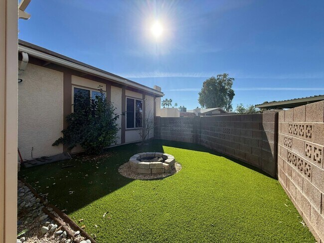 Foto del edificio - 2130 W Camino St