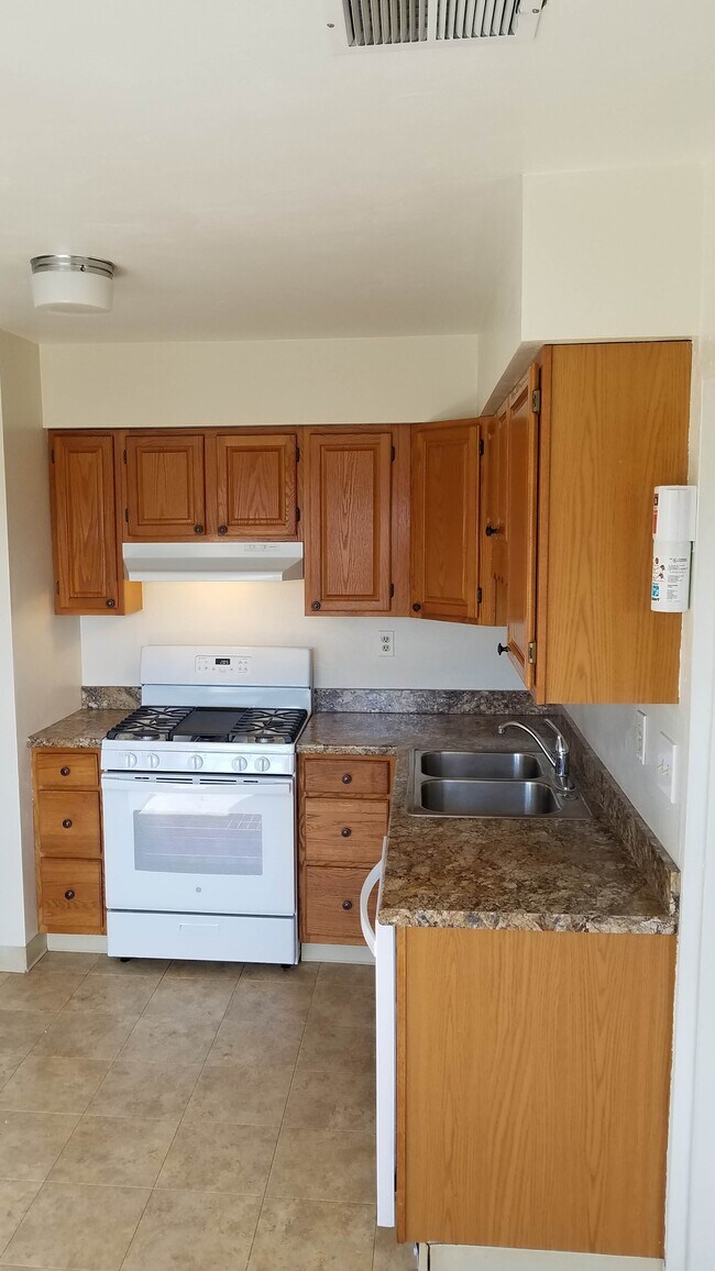 Kitchen - 107 Braden Ct Apartments